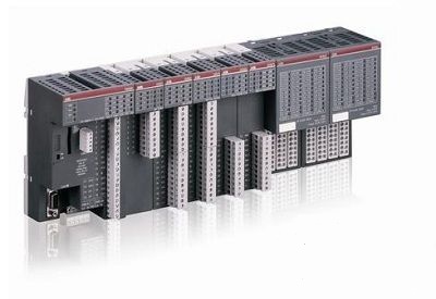 Was sind die PLC-Merkmale von ABB?